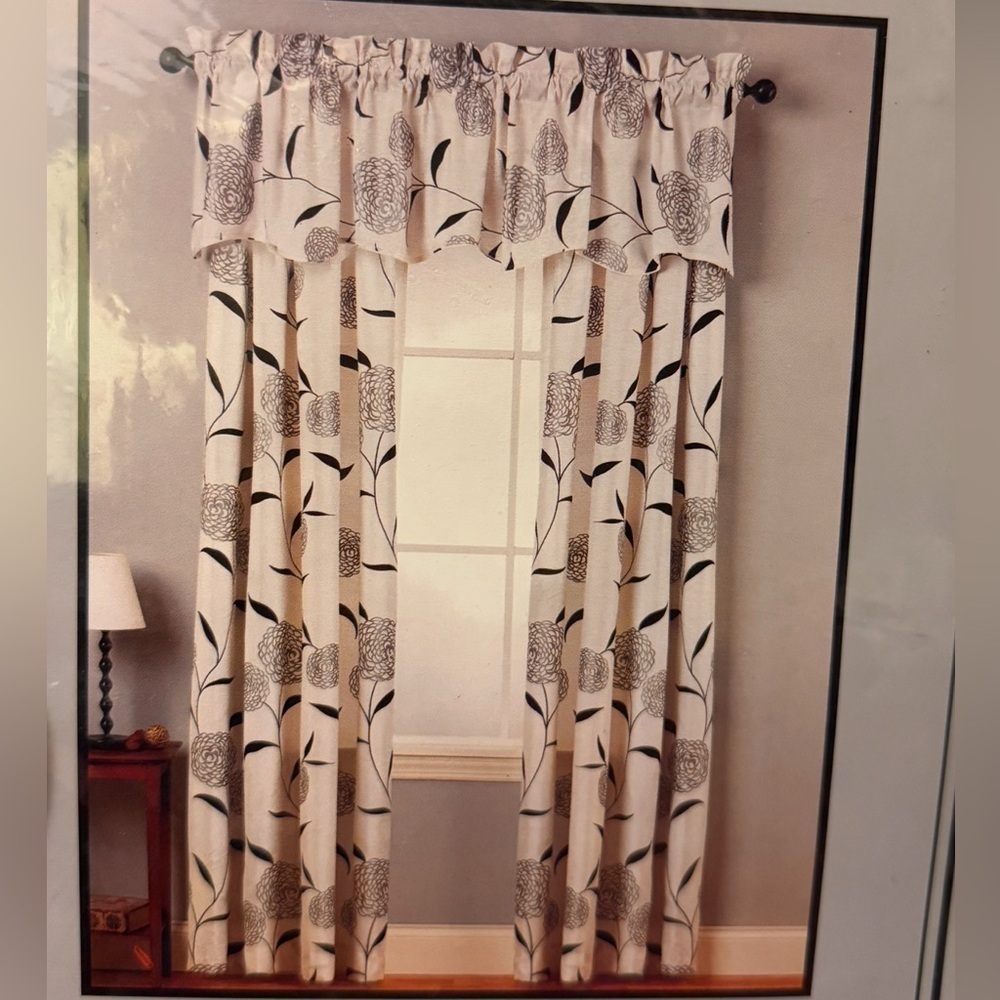 CRYSTAL FLORAL
4 Rod Pocket Panel
54in X 84in (137 X 213 cm) gorgeous colors - Picture 3 of 11